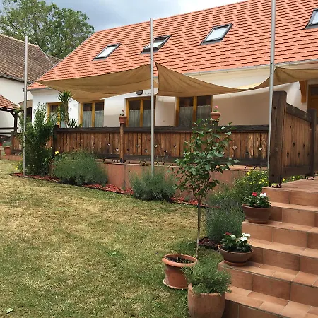 Levendula Porta Es Pajtaszinhaz Guest house *